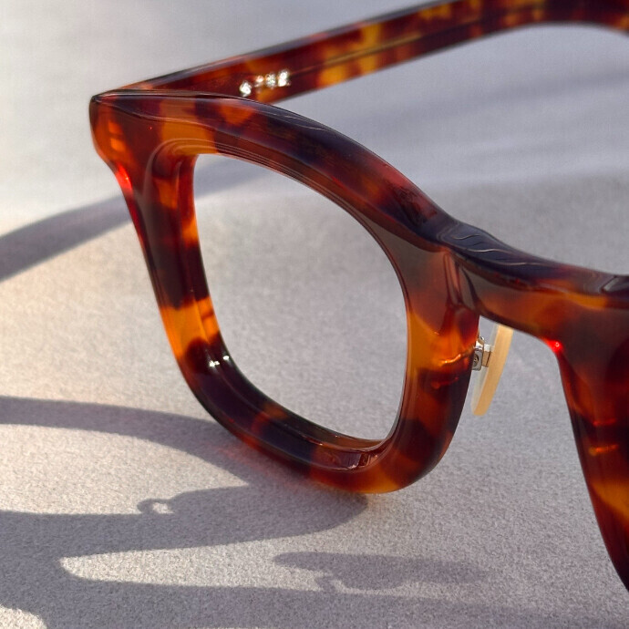 【個性派デザイン】 ぷっくりフレームのウェリントン “KA-26”