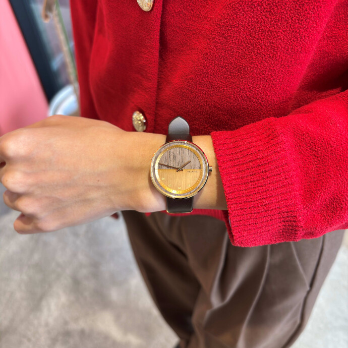 【VEJRHØJ 温かみのあるクルミの時計】