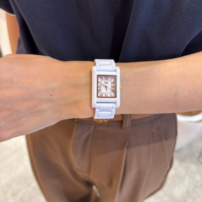 【ice watch 軽さ抜群のスクエア時計】
